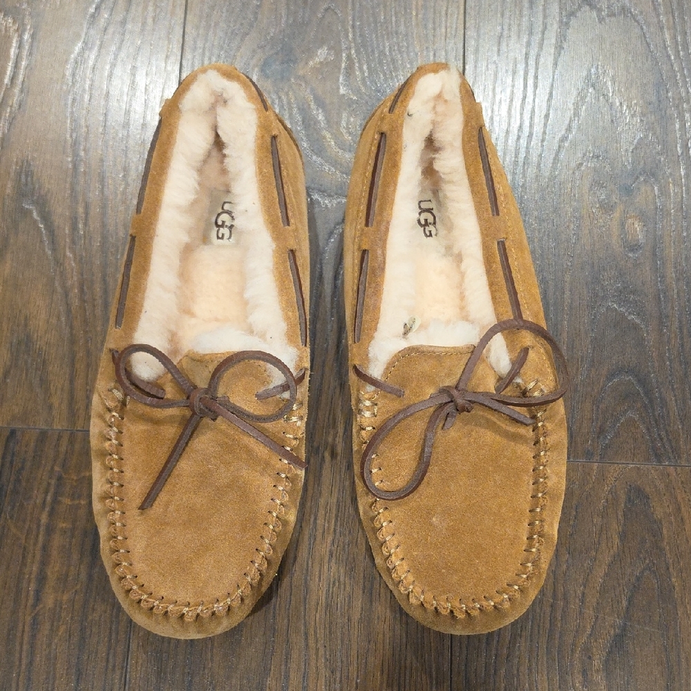 Women's Like New Size 8 Ugg Moccasin's. Chestnut Color.